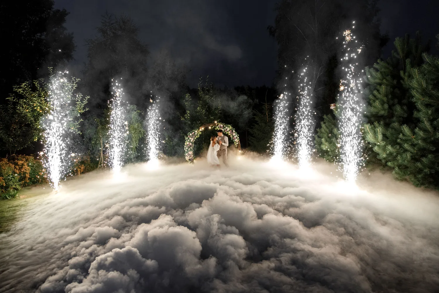 Территория агроусадьбы с цветущим садом